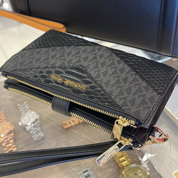 MICHAEL KORS JST LG DOUBLE ZIP WRISTLET WALLET PHONE HOLDER
BLACK MULTI
NWT - Picture 3 of 16